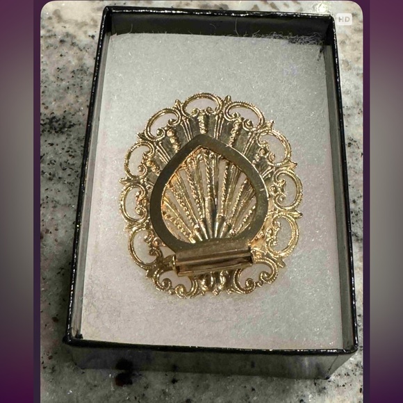 Elegant Gold scarf holder - Picture 2 of 4